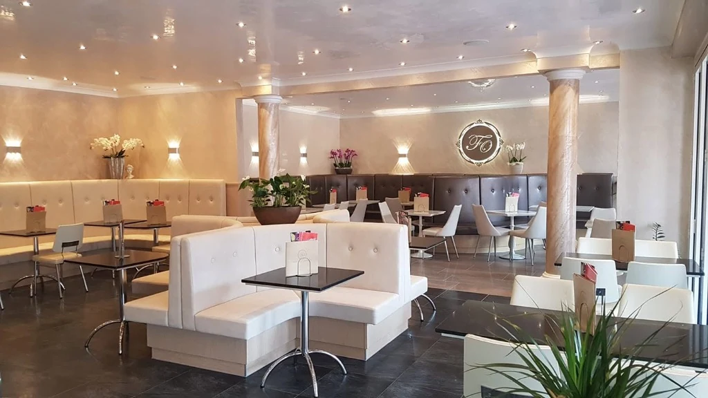 Gemütlicher Café- und Sitzbereich im Eiscafé Orrico